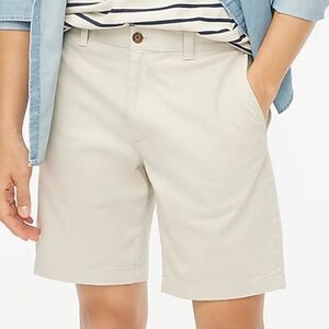 NWT J. Crew Men’s 9" flex chino short in Color Stone in a Size 38.